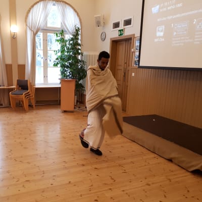Abdullahi Abdulkadir dansar en traditionell somalisk dans.