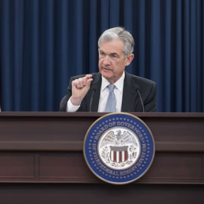 Fed-chefen Jerome Powell håller en presskonferens efter beslutet.