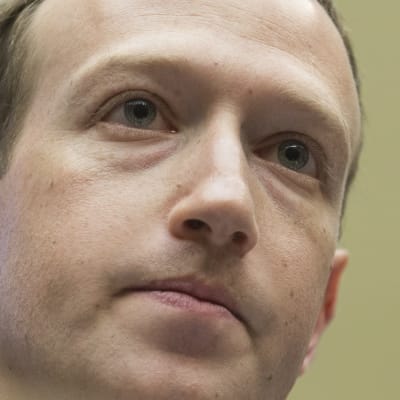 Mark Zuckerberg grillas av den amerikanska kongressen. 