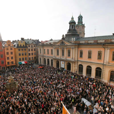 Demonstranter utanför Börshuset i Gamla stan, Stockholm, på torsdag kväll. 