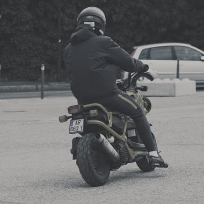 Ung person åker moped