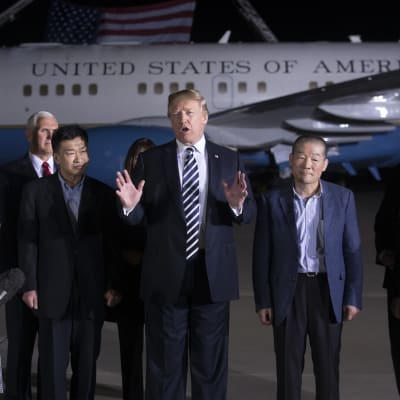 Donald Trump adresserar media efter att ha välkomnat de tre amerikanska fångarna som frigavs från Nordkorea tillbaka till USA.
