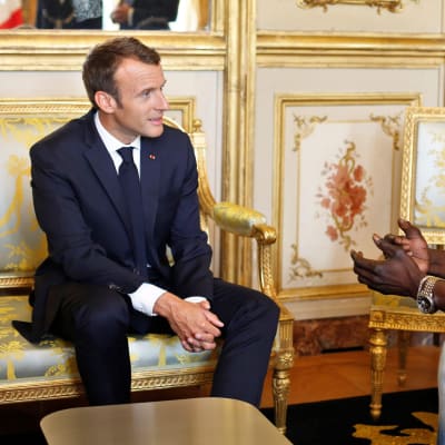 Invandraren Gassama träffar Frankrikes president Emmanuel Macron.