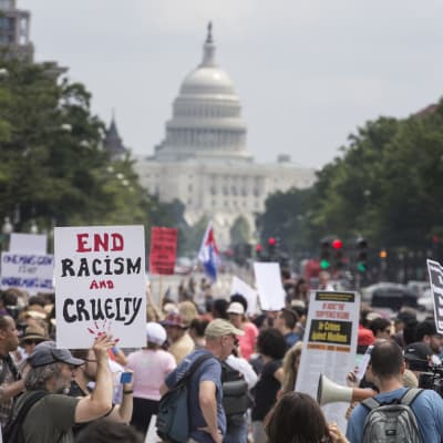 Tusentals motdemonstranter samlades i Washington för att protestera mot extremhögerns manifestation för vit makt