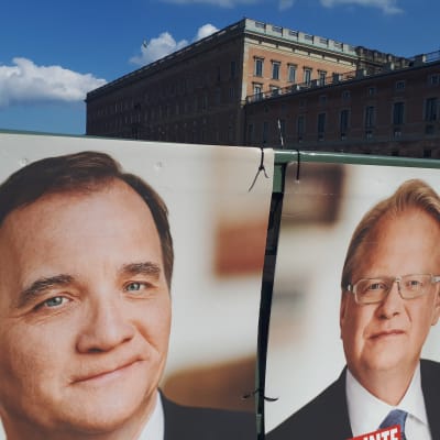 Valaffisher på Stefan Löfven och Peter Hultqvist med Kungliga slottet i bakgrunden.