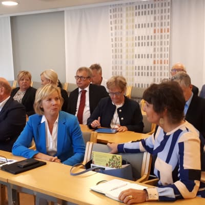 Riksdagsledamot A-M Henriksson samtalar med minister Anne Berner