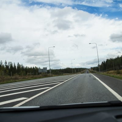 Bild fotad från genom vindrutan på en bil