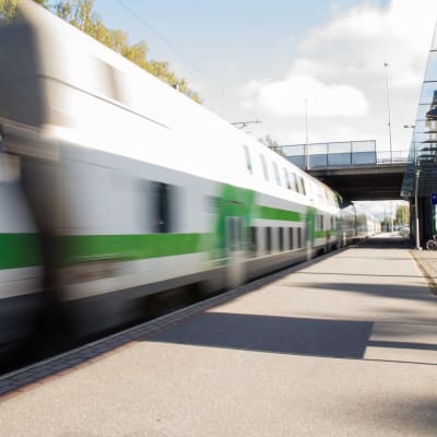 Tåg på en tågstation