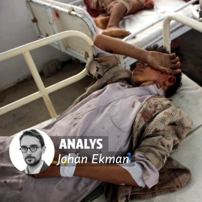 Ett barn som skadats i en Saudi-ledd lufträd i Jemen ligger på sjukhus. I förgrunden en analysstämpel med Johan Ekmans foto.