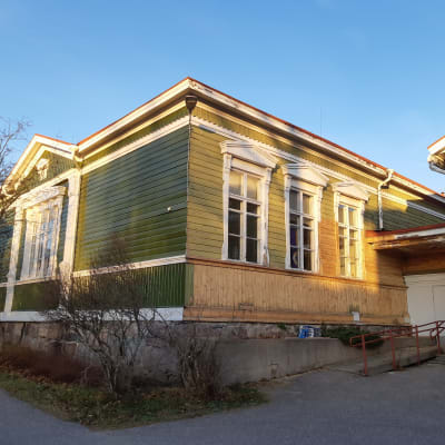 Gammal träfastighet som delvis har målats.