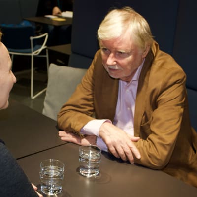 Paula Salovaara diskuterar med Erkki Tuomioja i radioprogrammet Paula möter.