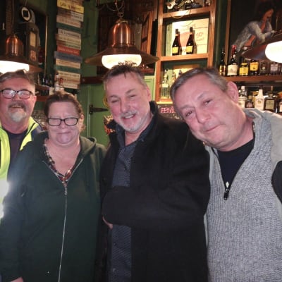 Från vänster Allan Saren, Zenita Karlberg, Peter Stenström, Mats Welander. De är i en pub. Ser in i kameran och ler.