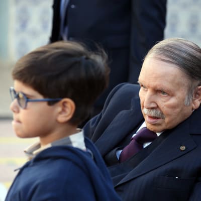 Abdelaziz Bouteflika besöker en vallokal under lokalvalet 2017.