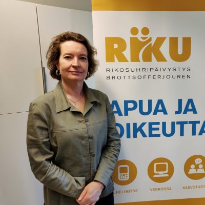 kvinna står framför en roll-up i ett kontor