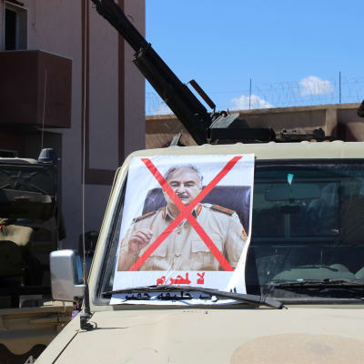 Fordon med en överkorsad bild som föreställer Khalifa Haftar, ledare för LNA-armén i Libyen