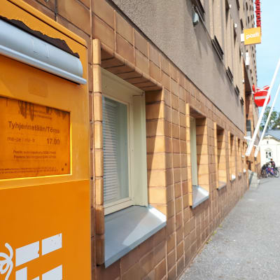 Utanför postkontoret på Hovrättsesplanaden i Vasa står en postlåda.