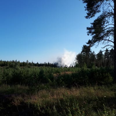 Rök från en brand på Söderfjärdsvägen i Malax.