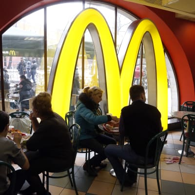 Restauranggäster på McDonalds, i bakgrunden kedjans kännspaka gula M.