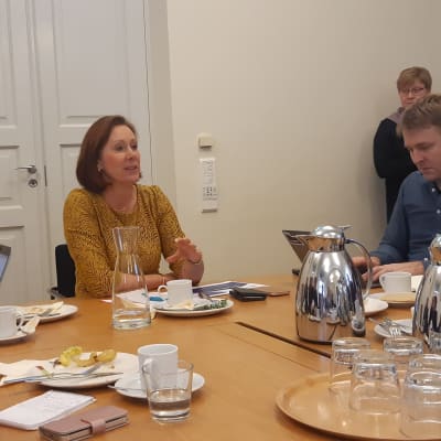 Sirpa Paatero, kommunminister på pressträff.