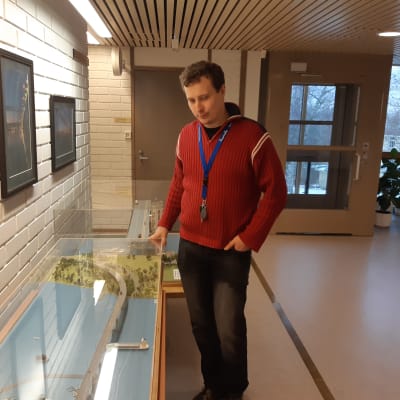 Kommundirektör Matias Hilden i Puumala fotograferad på kommunkansliet.