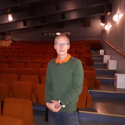 Kuhmolaisen Pajakkakinon uusi omistaja Ari Innilä seisoo elokuvakatsomon edustalla.