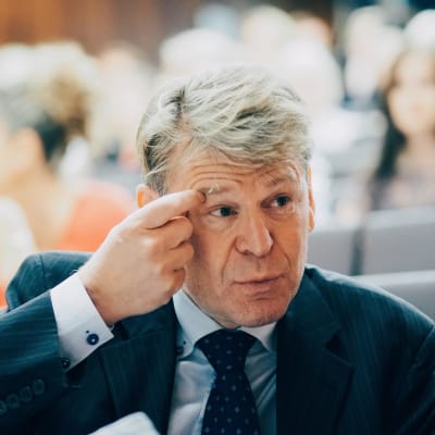 Martin Scheinin har fingret på sitt ögonbryn.
