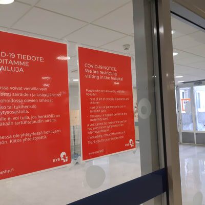 Kuopion yliopistollinen sairaala koronaviruksesta tiedottavia lappuja.
