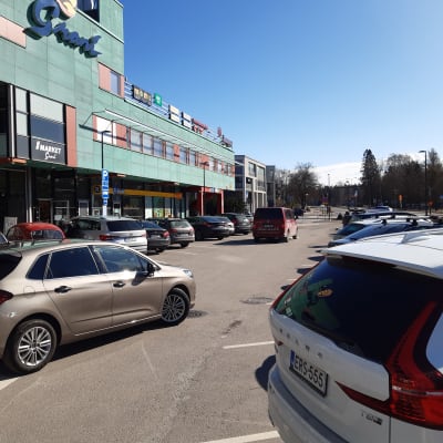 En nästan fylld parkeringsplats utanför Grani köpcentrum i Grankulla. 