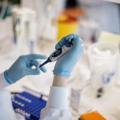 En dansk forskare använder instrument i ett laboratorium när han jobbar med att utveckla ett vaccin mot covid-19.
