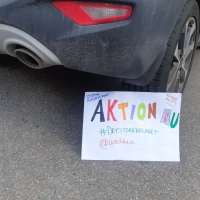 Hemmagjord demonstrationsskyld som bildsätter nätaktivism.