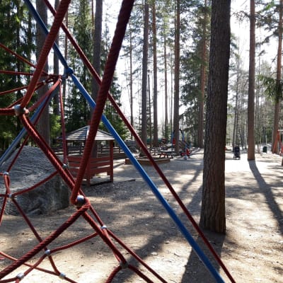 Sammakkolammen leikkipuisto Puijonlaaksossa Kuopiossa.