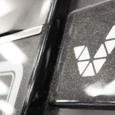 Veikkaus dammiga logotyp på en spelautomat som är avstängd.