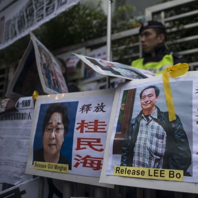 Kadonneet kirjakauppiaat Gui Minhai ja Lee Bo kuvissa Hongkongissa.