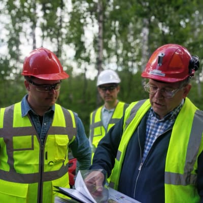 Kuvassa on FinnCobalt-yhtiön toimitusjohtaja Markus Ekberg (oikealla)sekä kaksi Hautalammen kaivoksen geologia. 