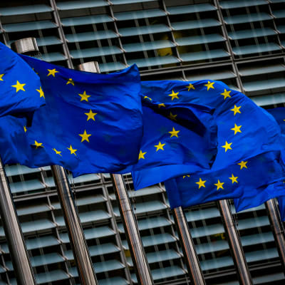 EU:n liput liehuvat Euroopan unionin päärakennusten ulkopuolella.