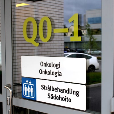 Sjukhusdörr med texten "Onkologi/Strålbehandling"