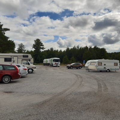 Husbilar och husvagnar på parkering.