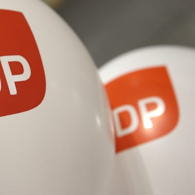 Bild på kampanjballonger med SDP motiv