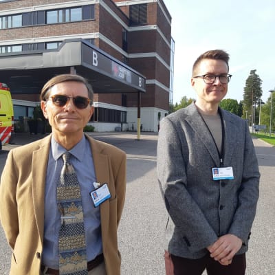 Tom Löfstedt och Ville Pursiainen utanför jouren vid Lojo sjukhus.