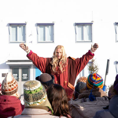 Laura Malmivaaran esittämä Anu Leinonen johtaa protestia Varjakan poliisiaseman edessä.