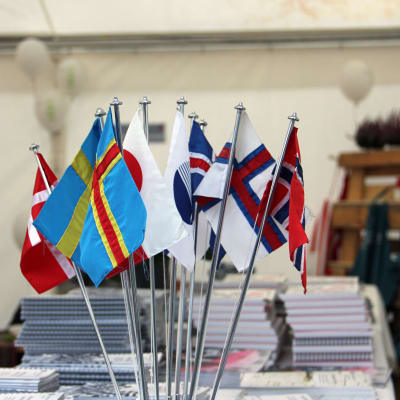 Nio nordiska flaggor i bordsformat.