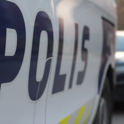 Svenska texten på polisbilen