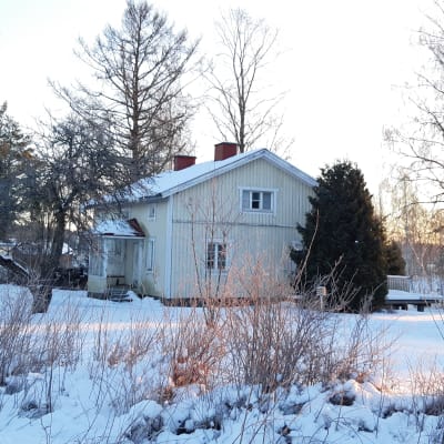 Ett gult trähus i Ingå kyrkby som kommunen köper.