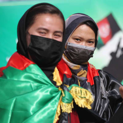 Kvinnor, flickor och etniska minoriteter betalar det högsta priset om talibanerna återtar makten. Dessa studenter deltog nyligen i en fredsdemonstration i Kabul.