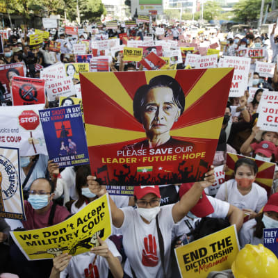 Mielenosoittajat kannattelivat Myanmarin johdosta syrjäytyn Aung San Suu Kyin kuvaa Yangonissa lauantaina.