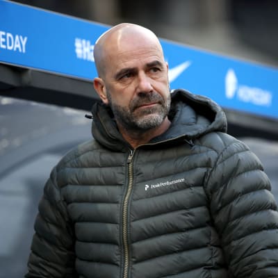 Peter Bosz sai kenkää Leverkusenista maaliskuussa 2021.