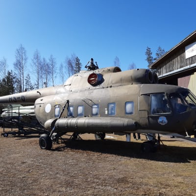 Mi-8 helikopteri HS-6