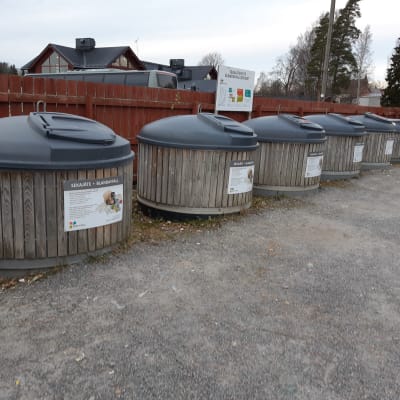 Soptunnor för sortering i Ingå kyrkby.