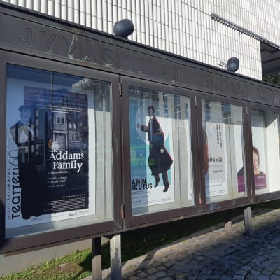 Jyväskylän teatteritalon julistetaulu, syksyn 2021 näytelmien julisteita.