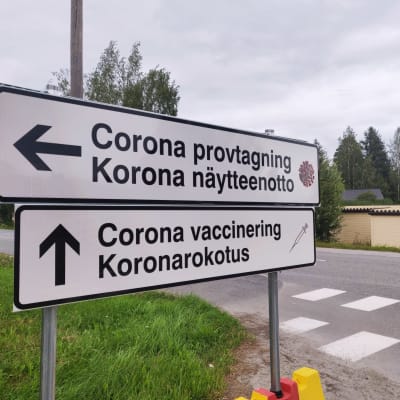 Skyltar som det står corona provtagning och corona vaccinering på.